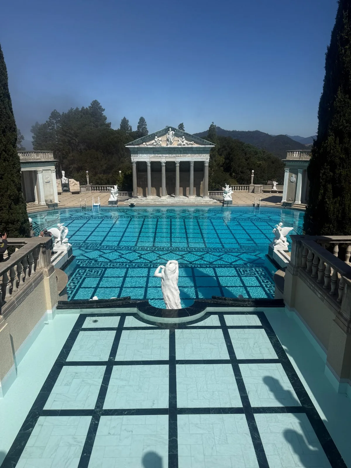 一个靠石油，一个靠矿——同样有钱，竟长成完全相反的两副模样。