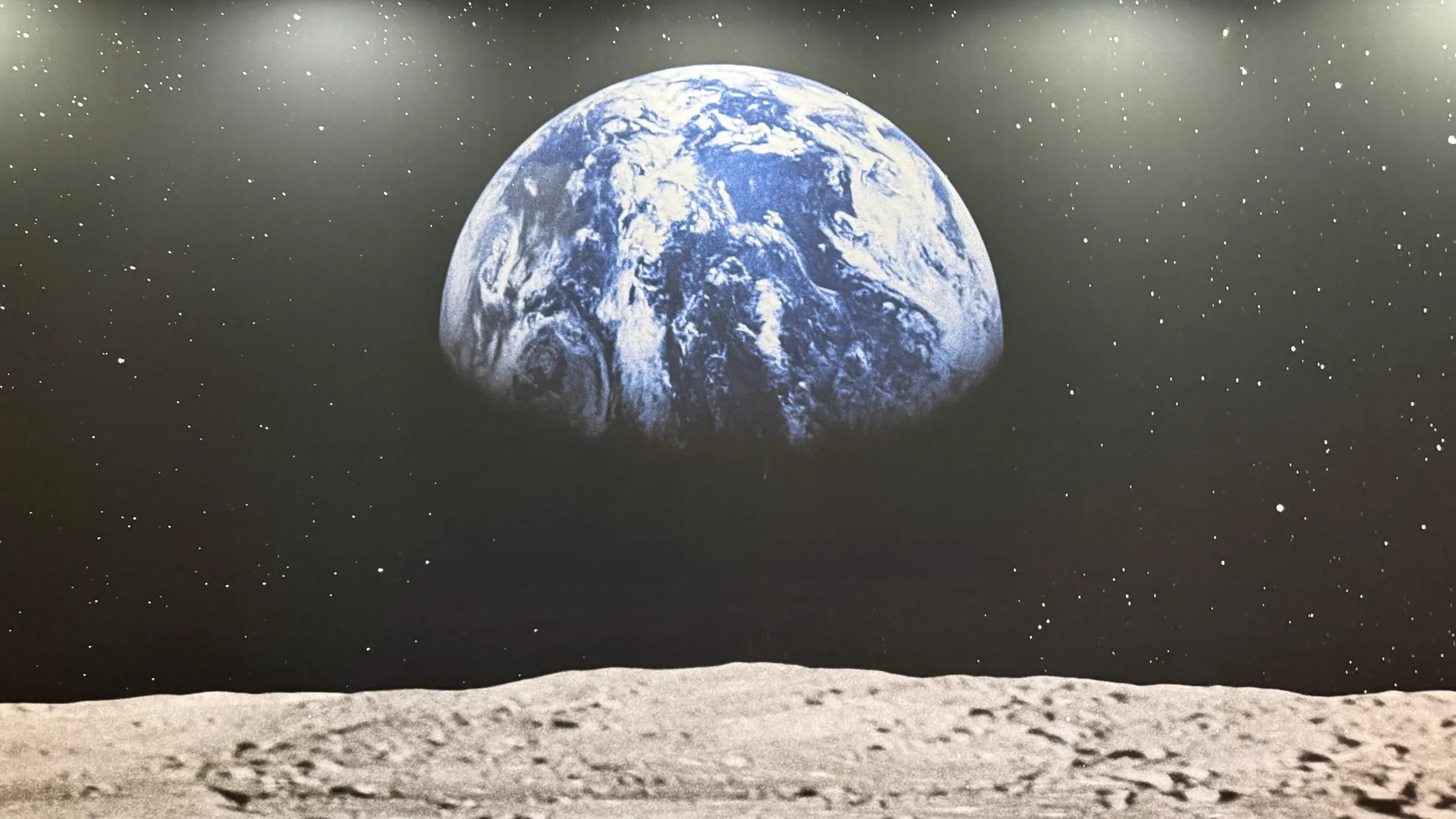展馆里的地球与月面装置