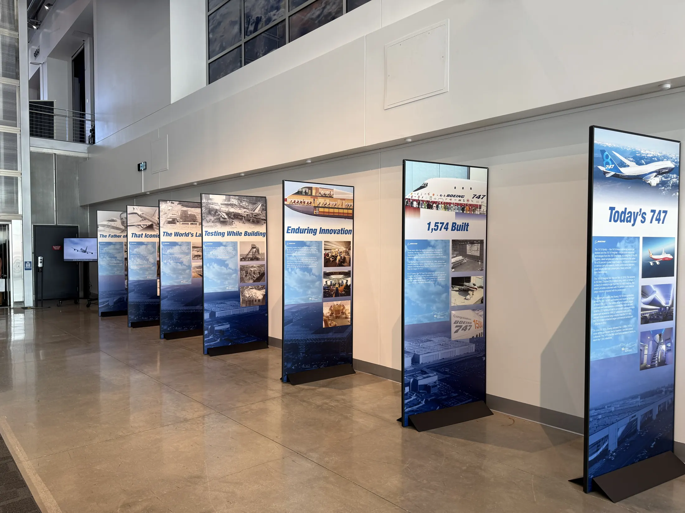 波音历史展板，从早期航空一路走到今天