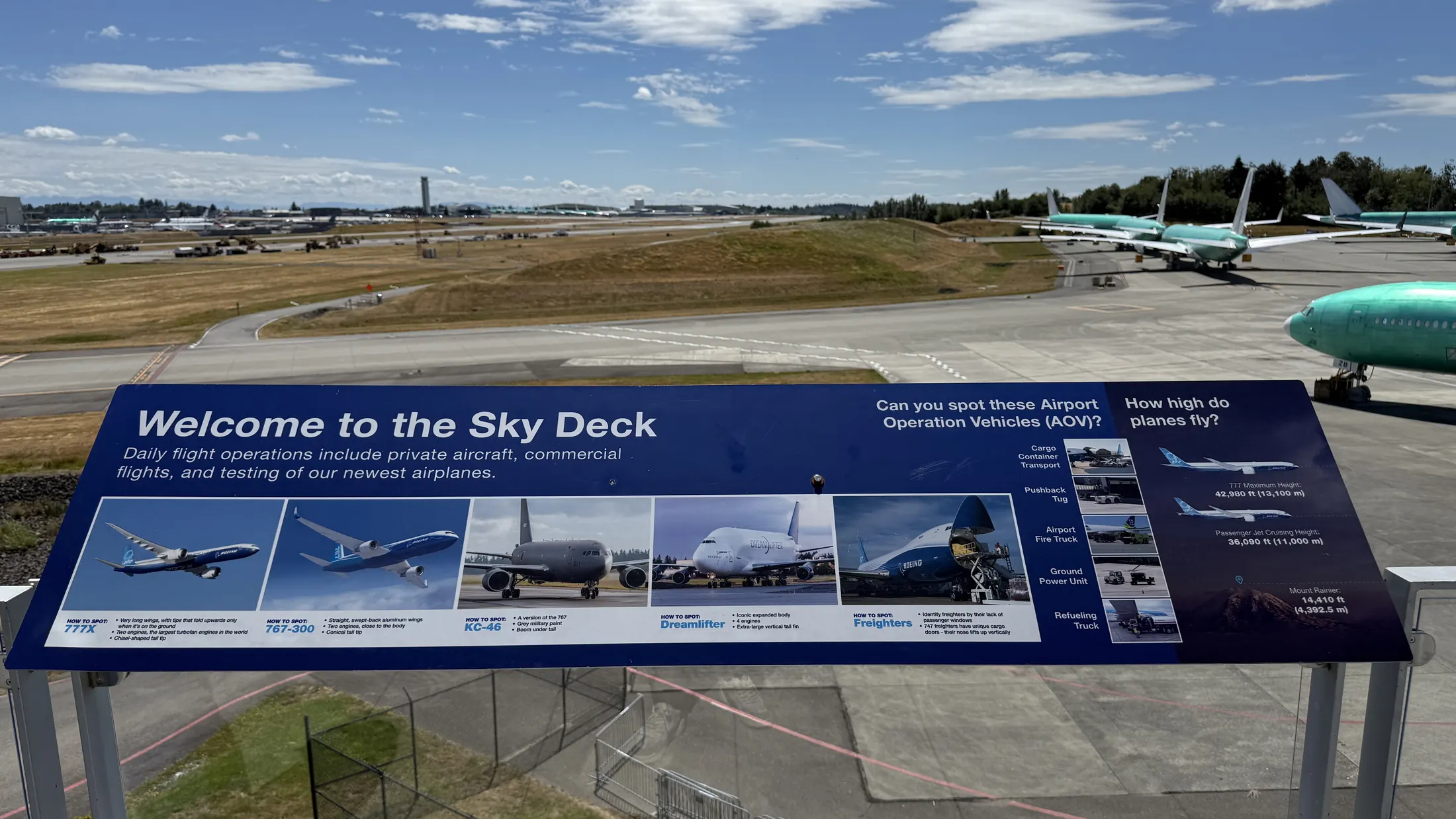 Sky Deck 的机型说明牌与远处跑道