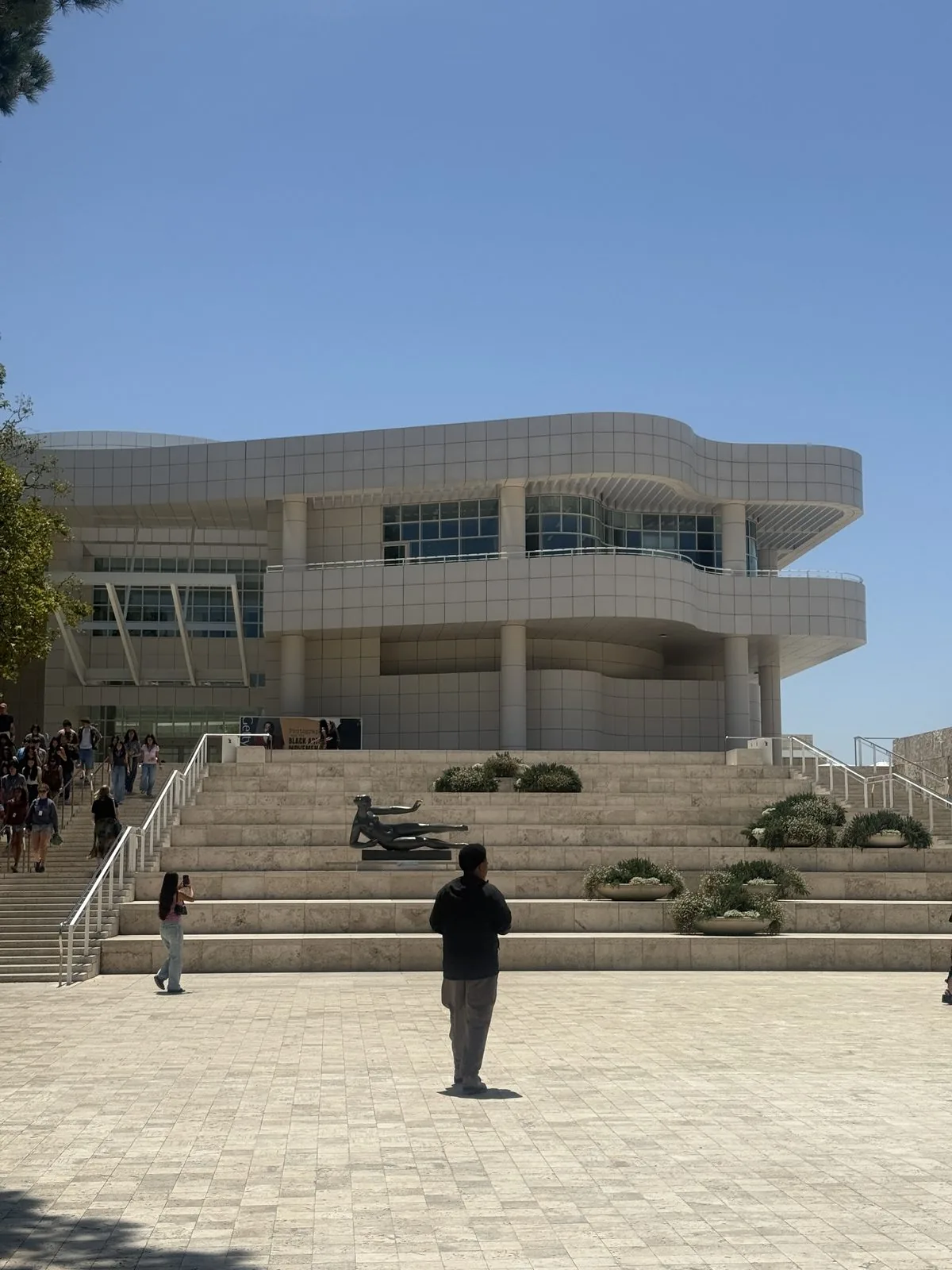 正面广场，主建筑铺展在台阶之上