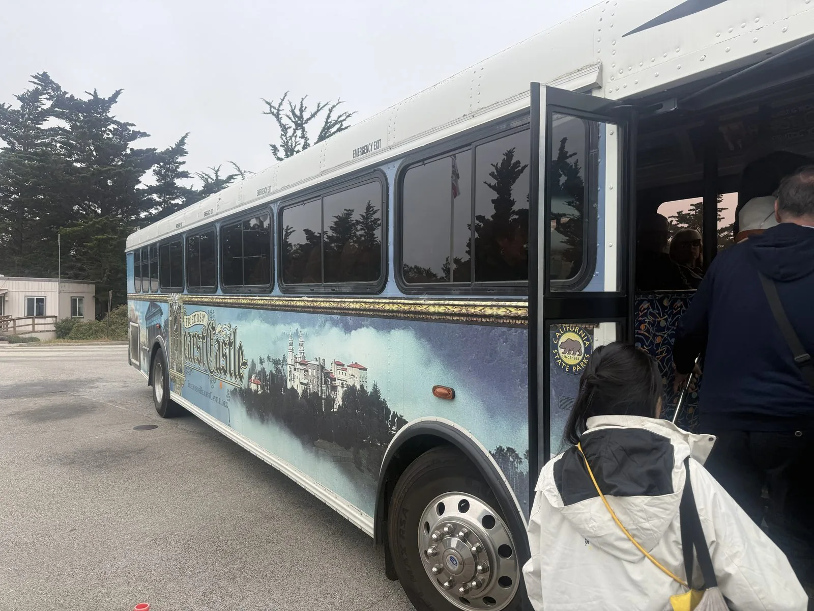 换乘那辆印着 Hearst Castle 的复古巴士，盘山而上