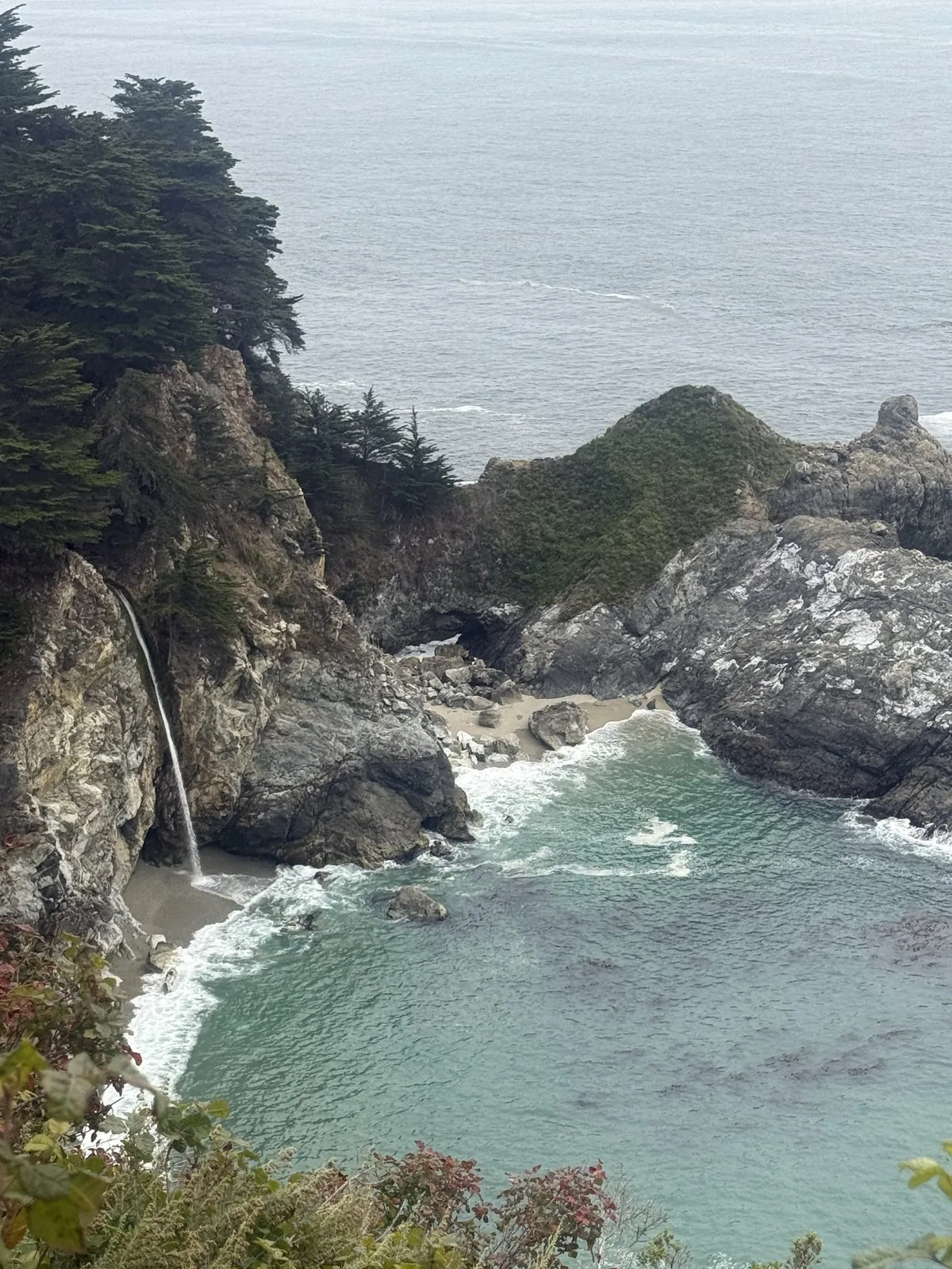 McWay Falls——瀑布直落入海，岩石是龟头，含瀑布的山是龟背