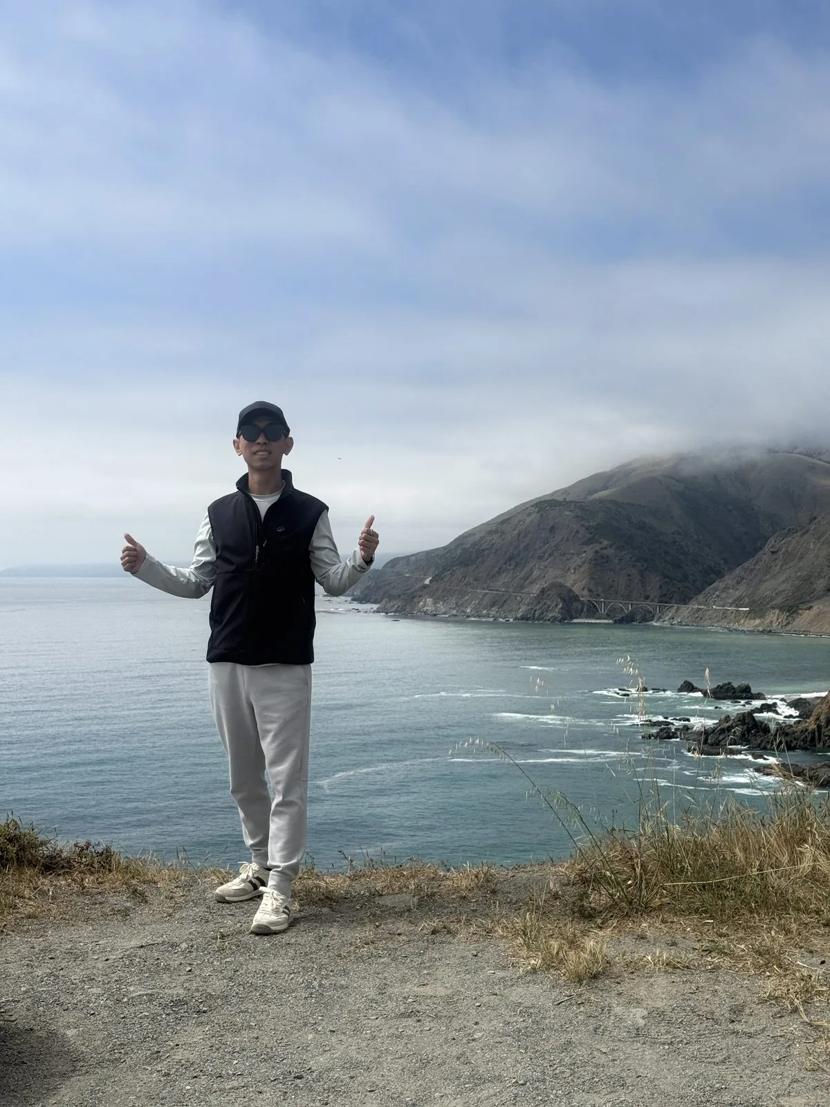 停在桥前一公里的悬崖边眺望，那座桥安静地横在远处