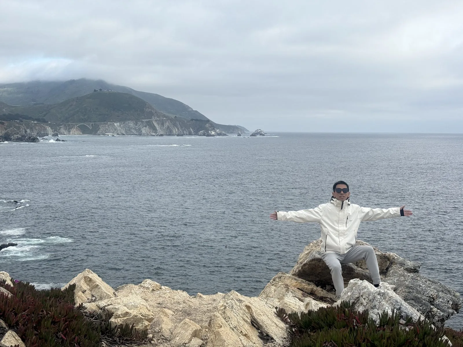 爬上免费秘境的岩石，只有这个角度能看到大苏尔的全景