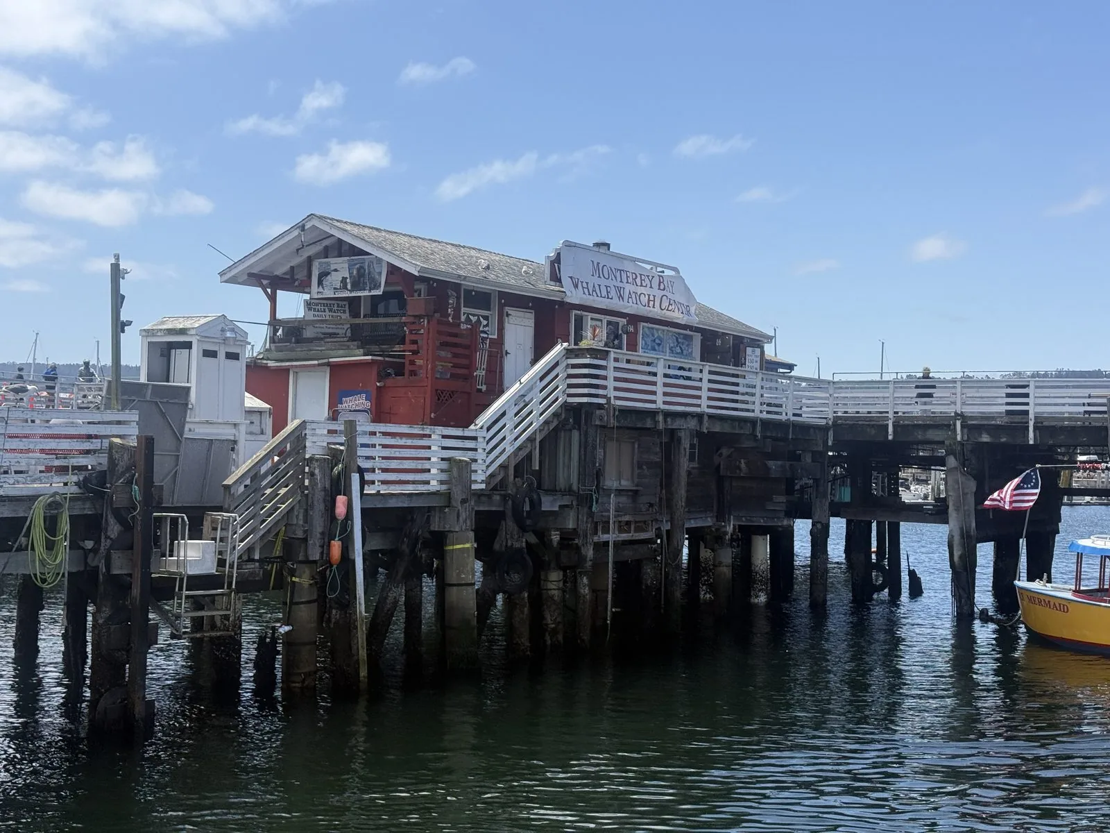 渔人码头上的 Monterey Bay Whale Watch Center