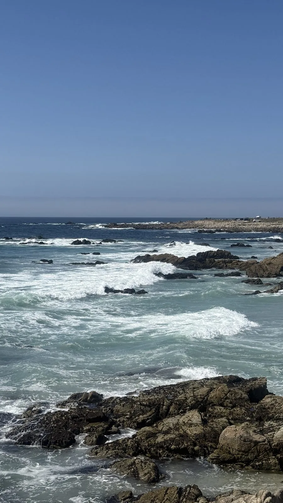 绿松石色的海水翻涌着，扑向成片的礁石