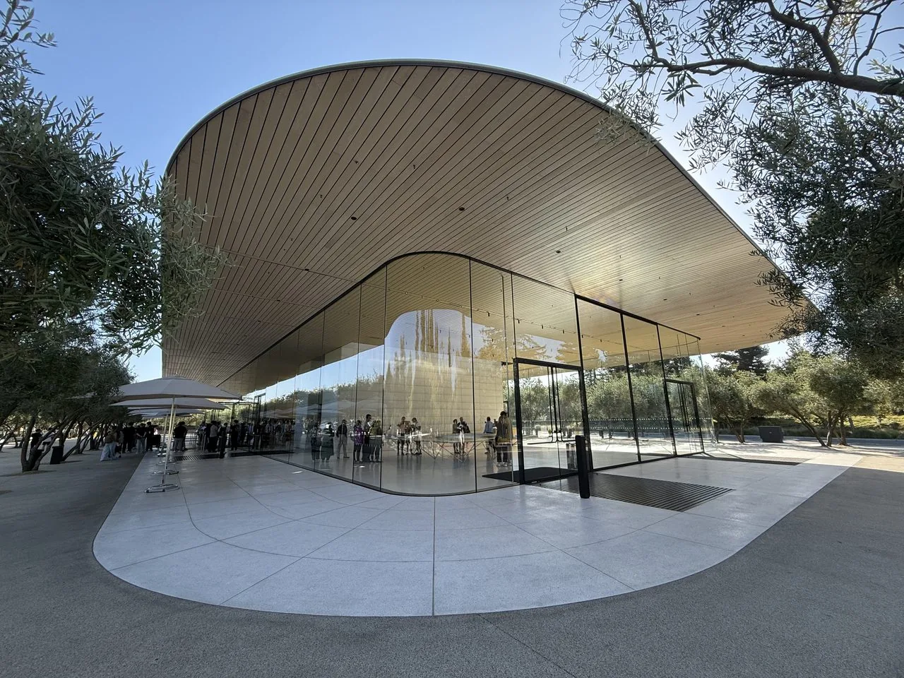 苹果 Apple Park 访客中心，标志性的曲面屋顶