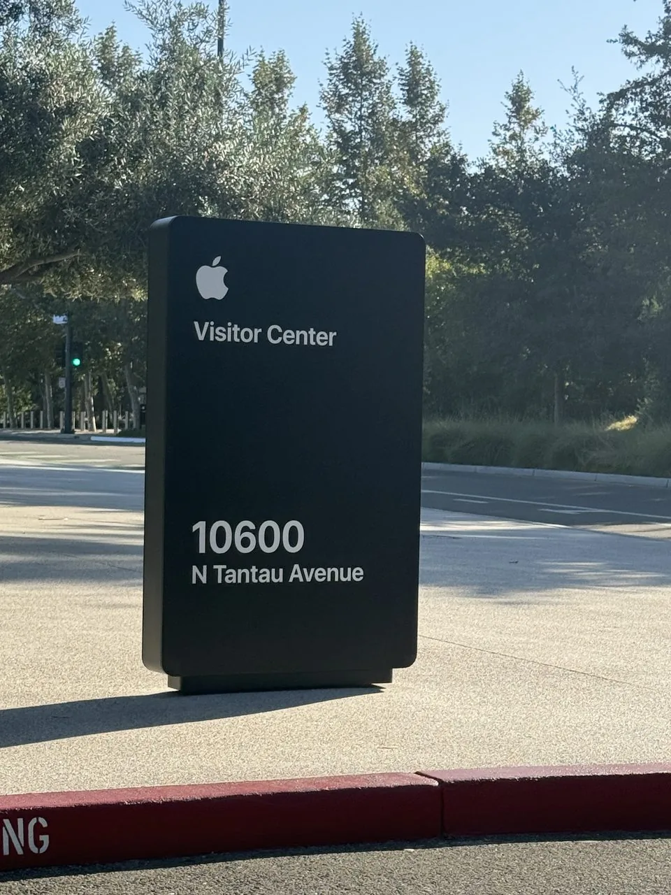 门口的 Apple Park 标识，绕一圈到此一游