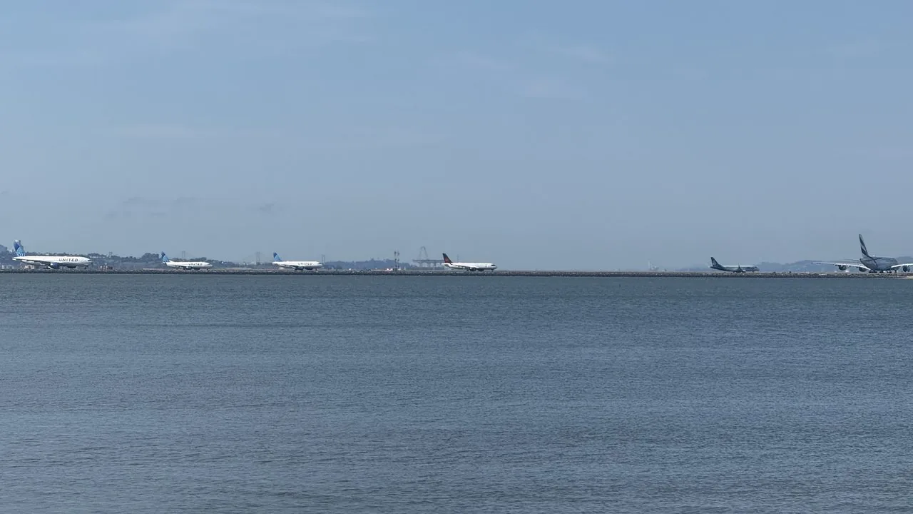当晚的酒店正对机场、背靠大海，看飞机起落