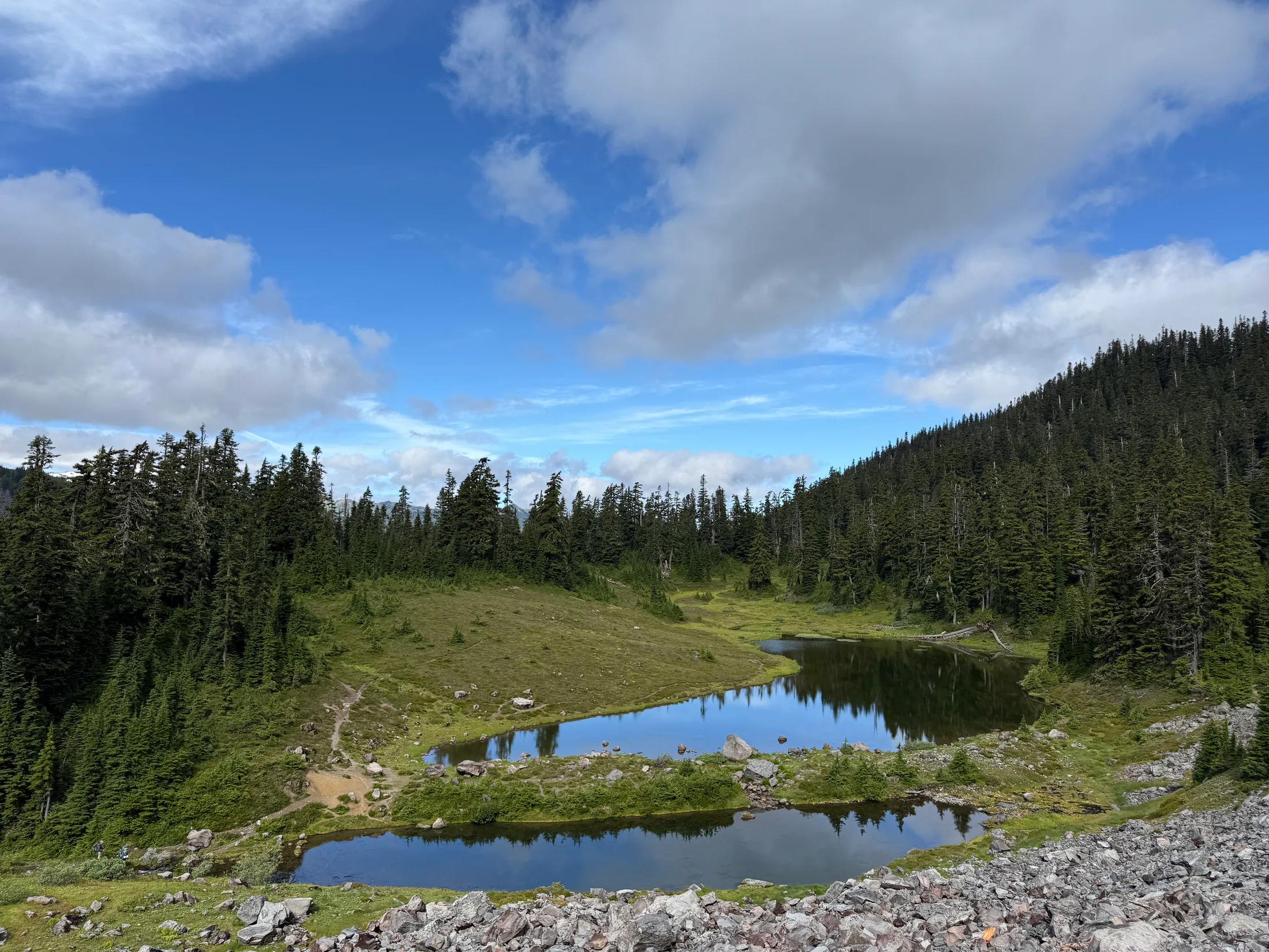绿色山谷里最早出现的几片高山湖泊