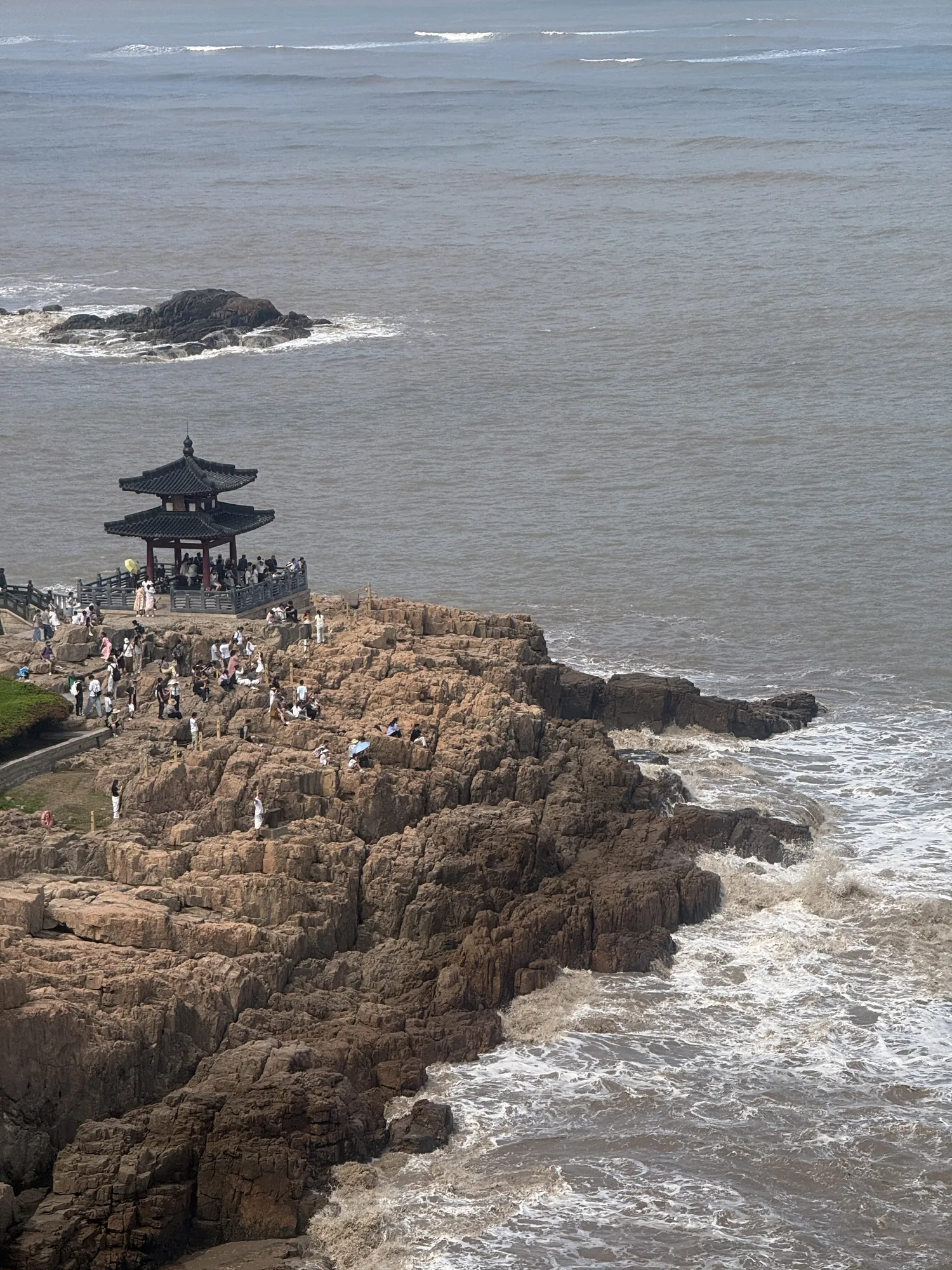 普陀山岩石海岸旁的亭子