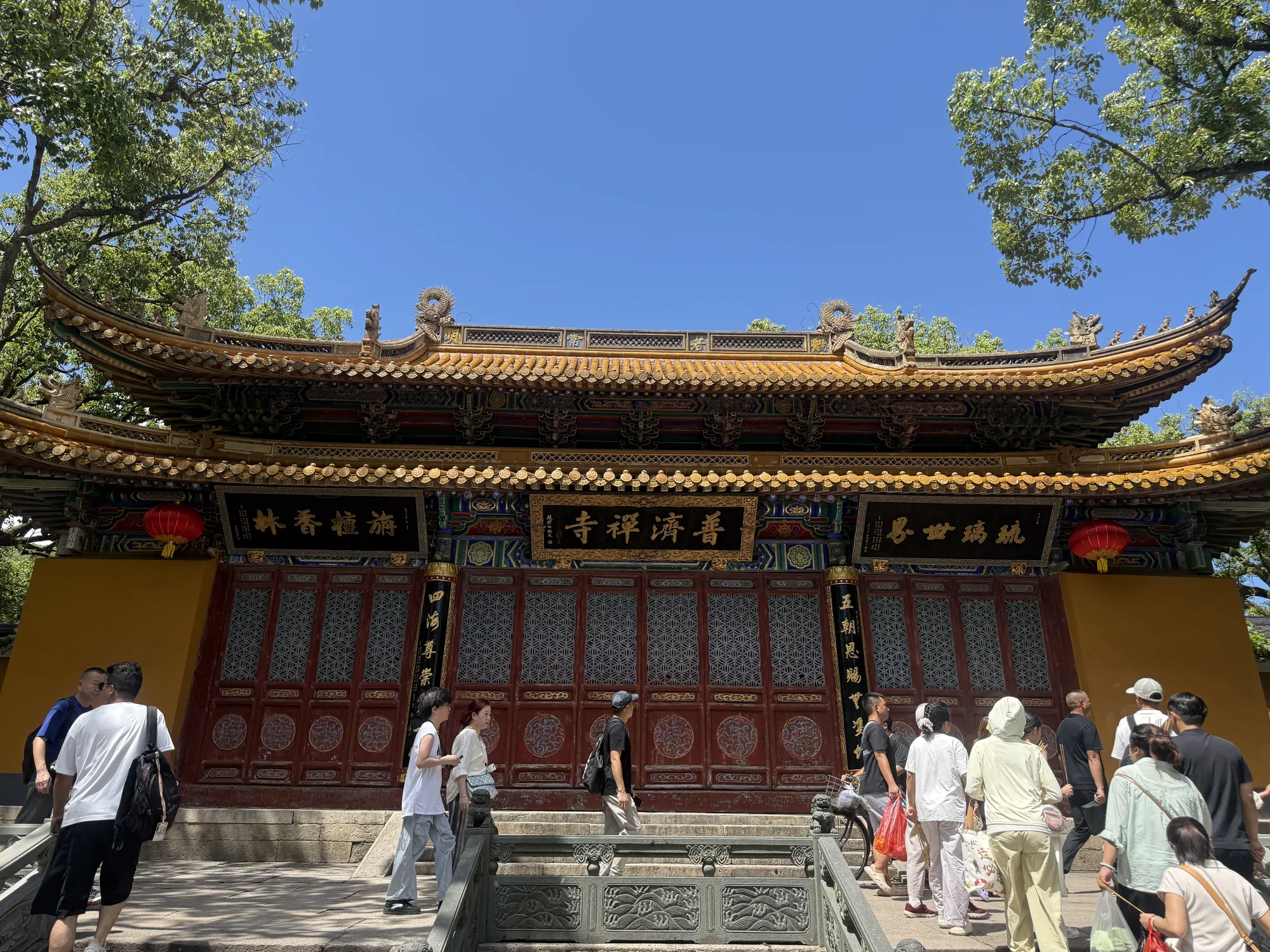法雨寺殿宇与院中香客