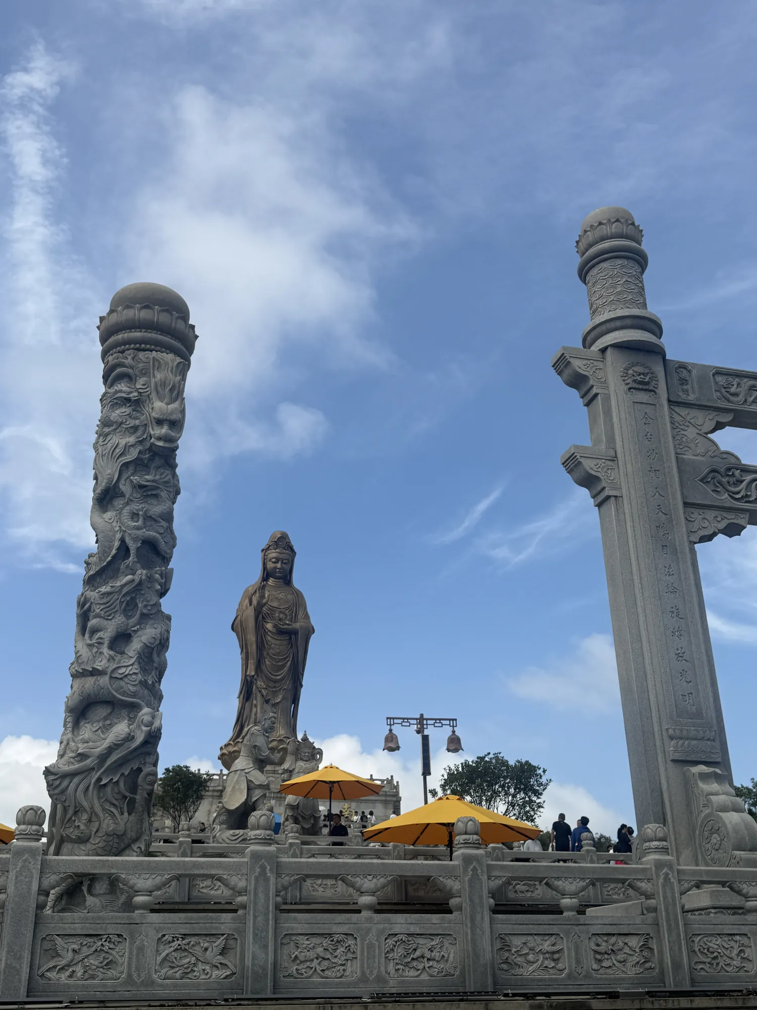石柱之间远望南海观音