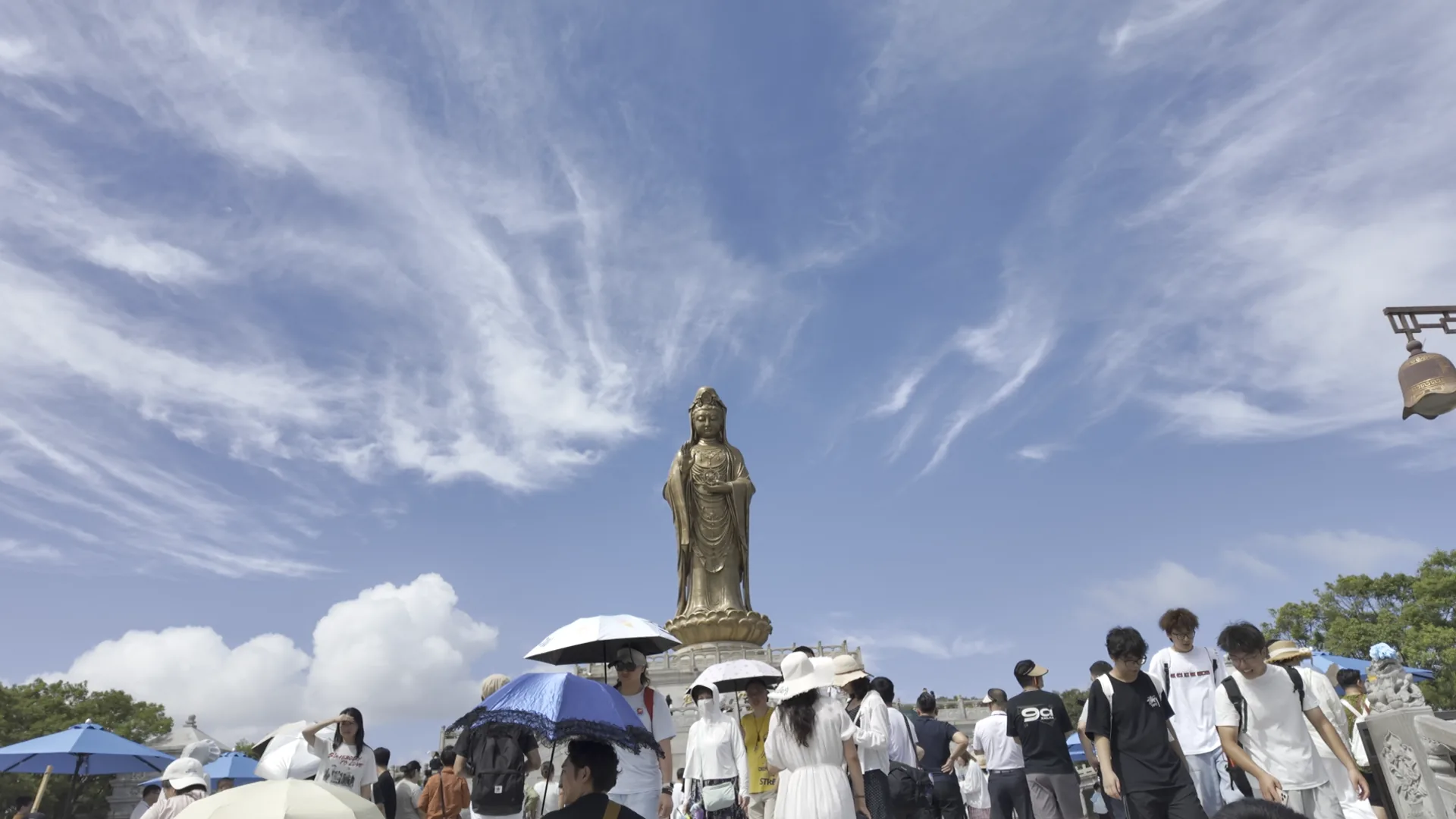 蓝天下，南海观音面朝普陀山海岸