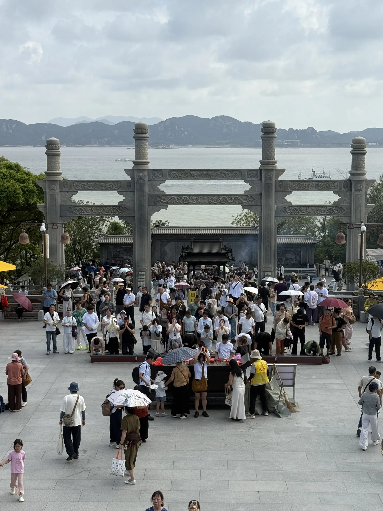 普济寺前拥挤的香客与游人