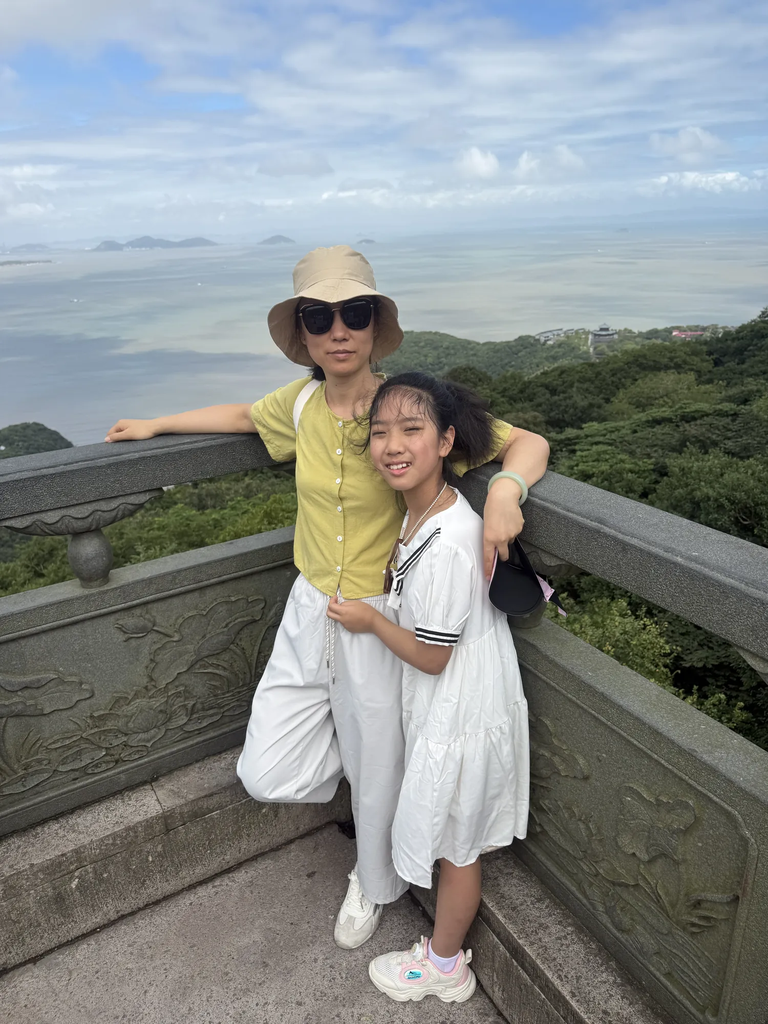 妈妈、妹妹和我在佛顶山合影