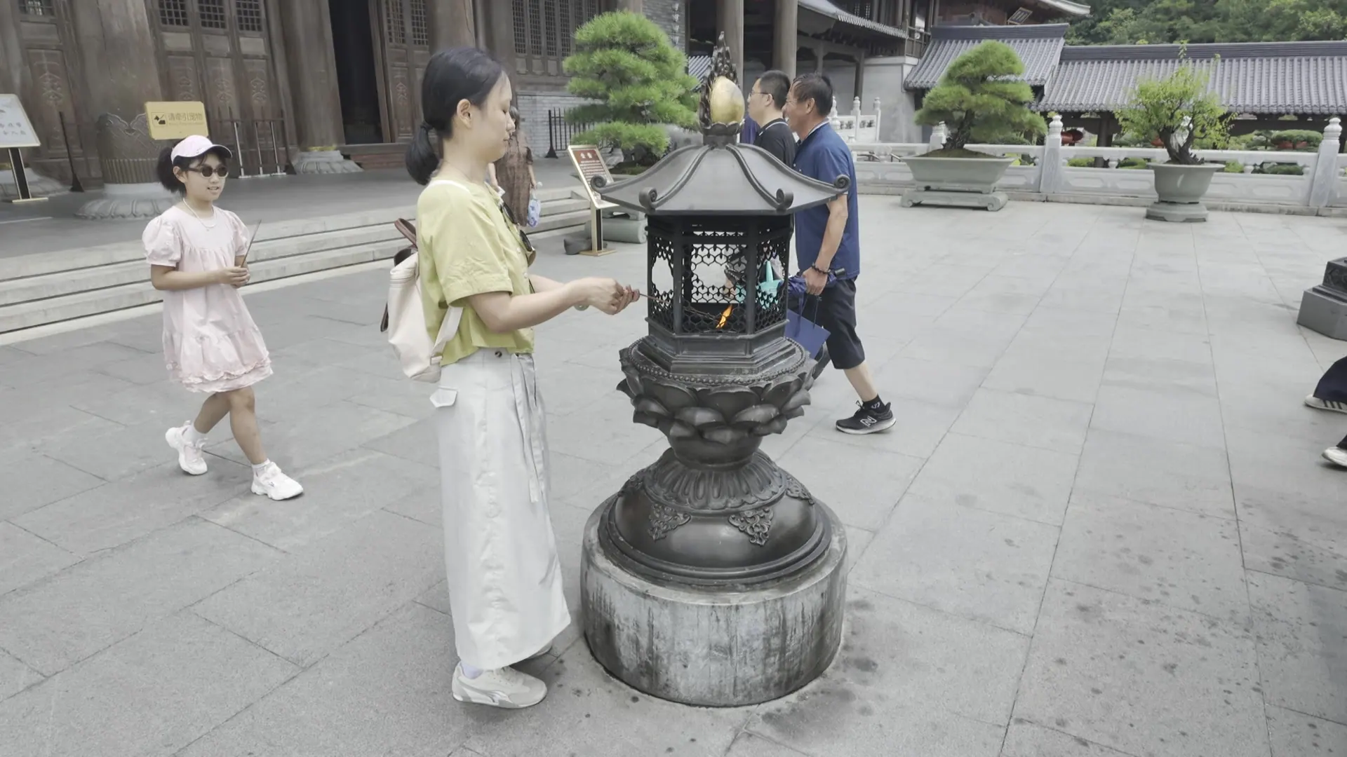 女儿走上通向露天弥勒大佛的台阶