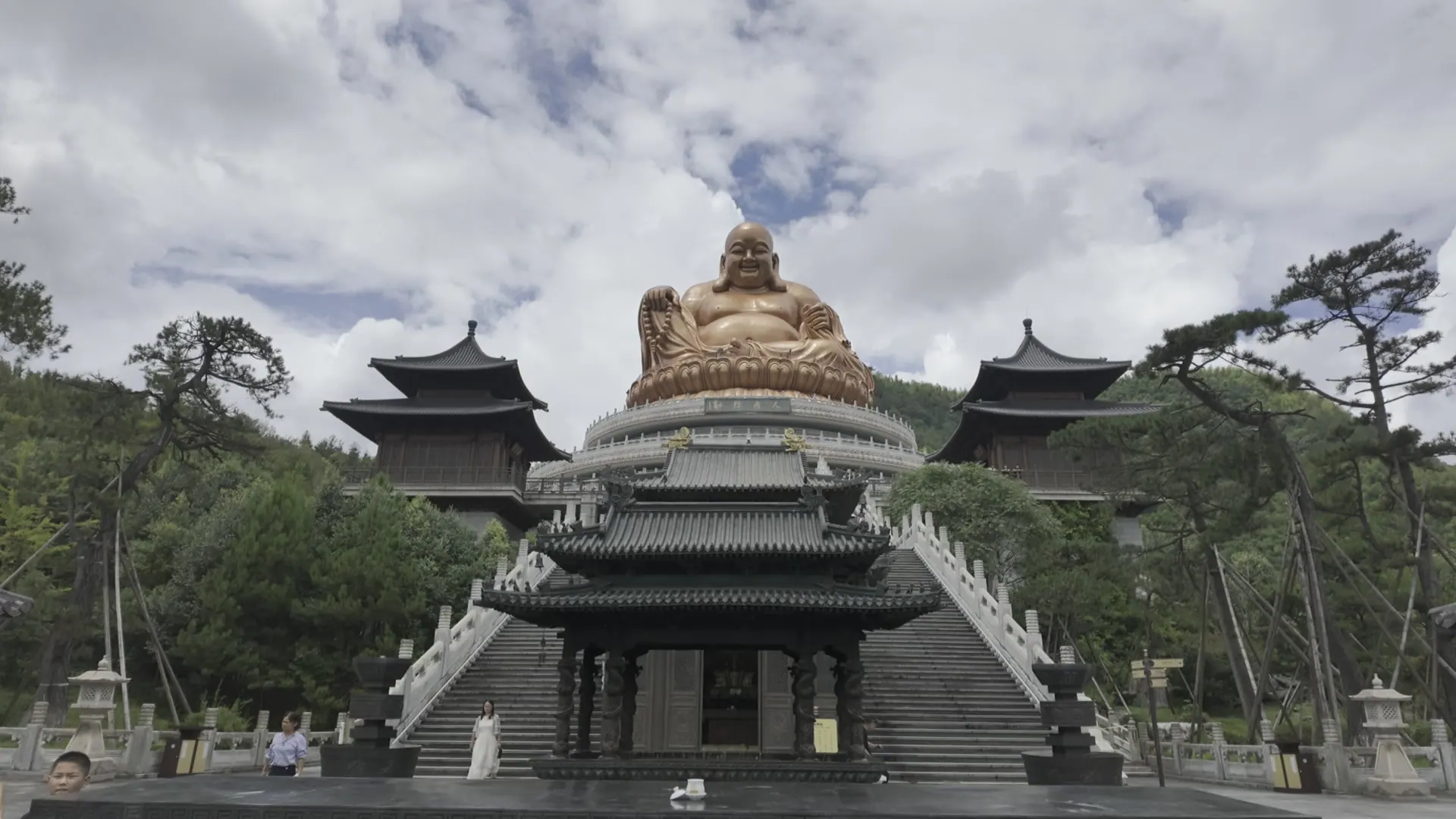 从低处仰望露天弥勒大佛
