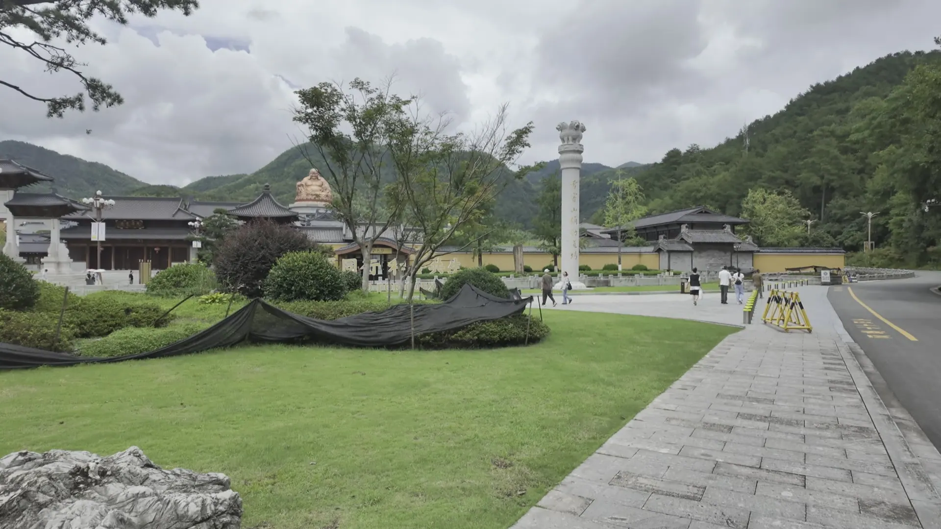 蓝天下开阔安静的雪窦寺庭院