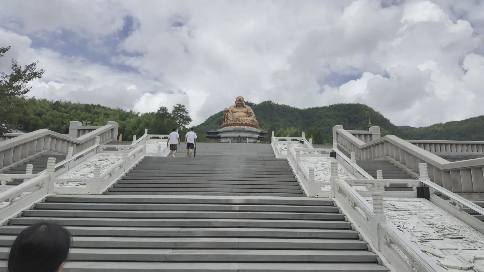 雪窦寺草坪旁的寺院建筑