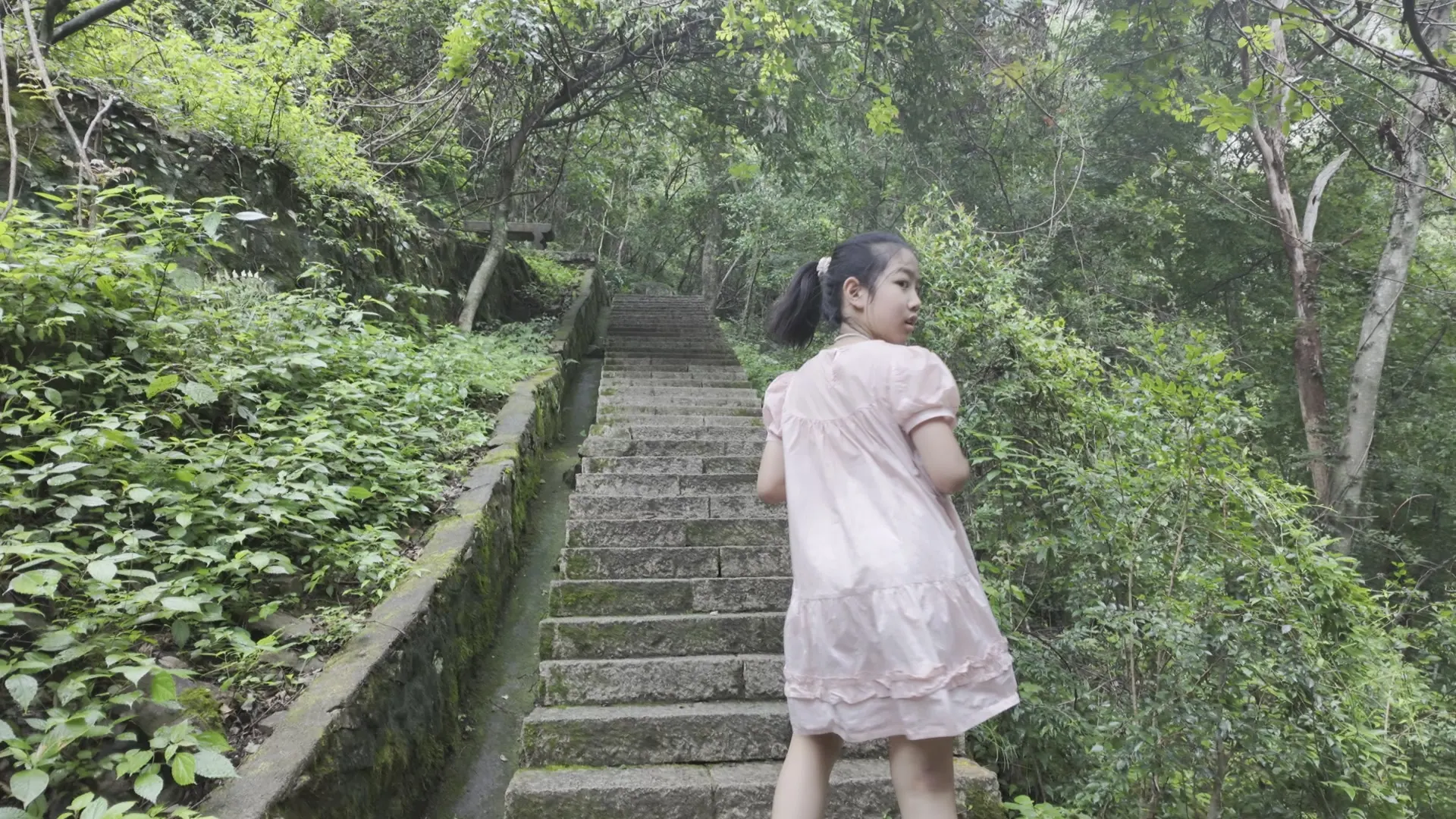 女儿小心走在徐凫岩湿滑陡峭的石阶上