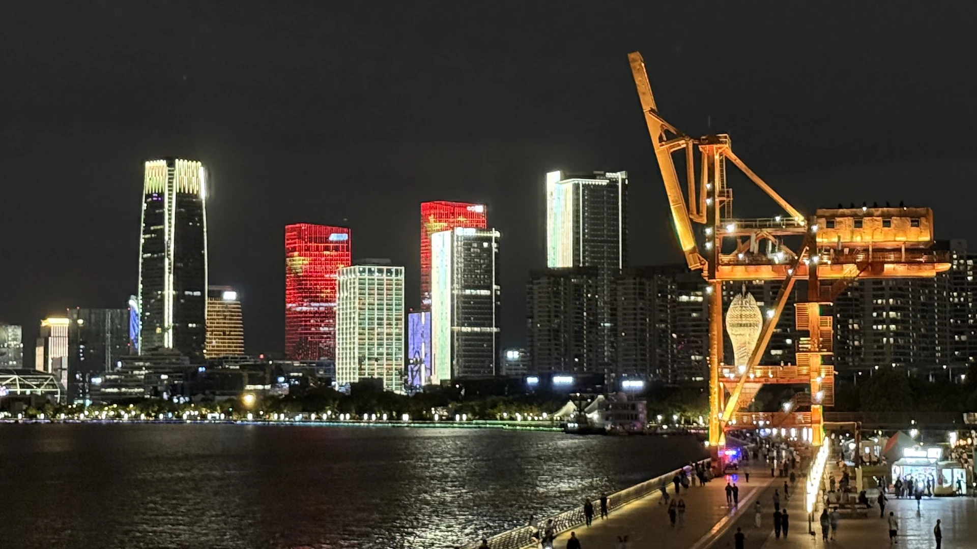 徐汇滨江夜景,黄浦江旁的旧吊机与亮灯的高楼