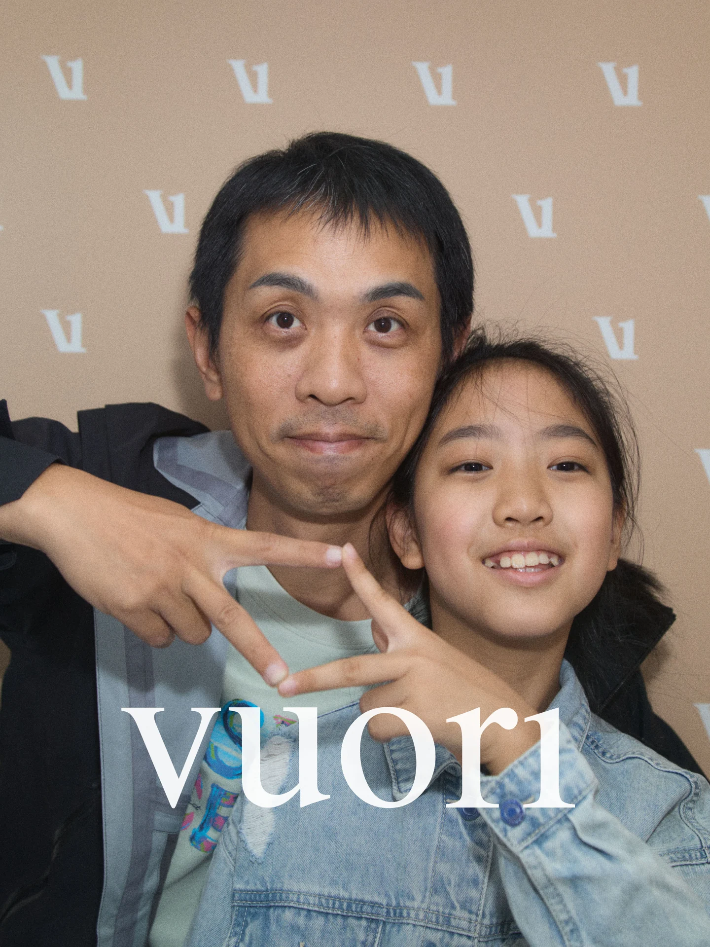 我和妹妹在 Vuori 活动里的合影